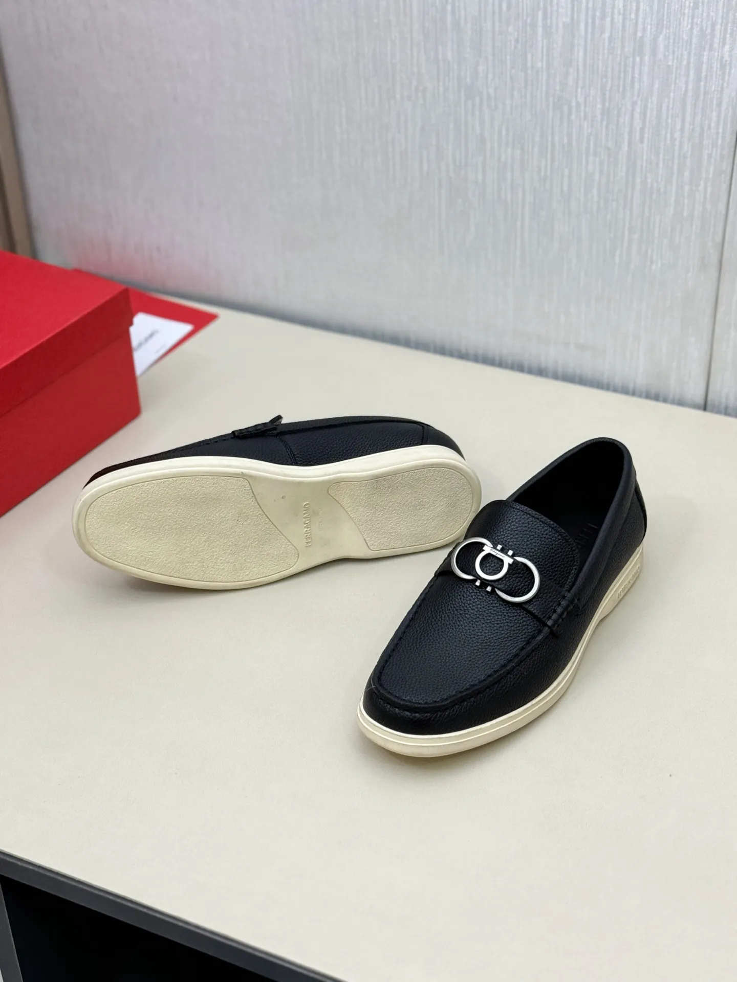 [Ferragamo] P: 580💰 Number of yards: 38~44 (45 orders are non-returnable) Ferragam's new men's driving shoes, the fabric is made of imported cowhide, with visible texture, heavy industrial stitching, dyed calfskin inside, standard logo cowhide feet, big-name experience, soft and comfortable on the feet, a men's favorite, special non-slip and wear-resistant rubber soles, easy to handle various occasions, with original box packaging!